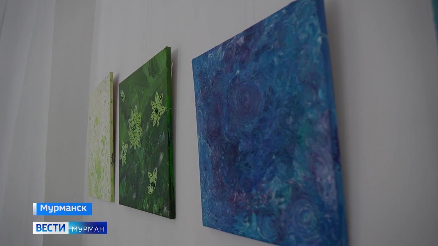 Когда полотно выбирает зрителя: в мурманских "Гранях" представили работы художницы Миары